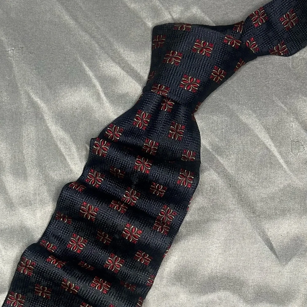 Men’s Burberry London Vintage Blue Red Geometric Silk Necktie Tie - Picture 1 of 4